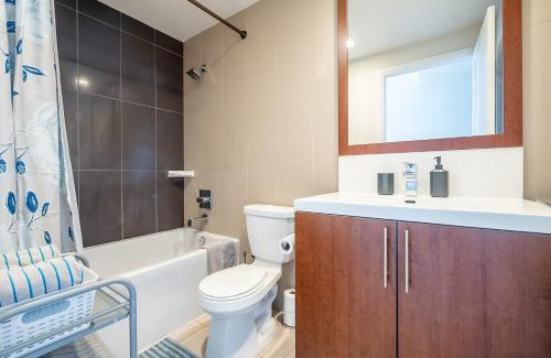 Willowdale Apartment | Cozy 1 BR & Den Condo in North York Free Parking
