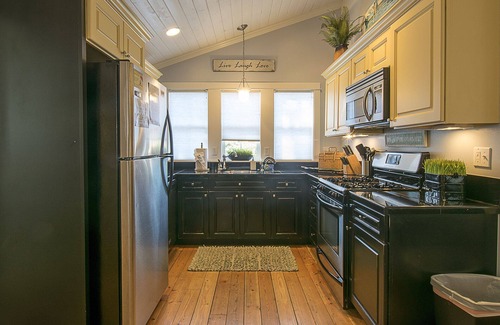 Lincoln Beach Cottage | Cozy 1 Level 2 BR Cottage | Hot Tub | King Bed!
