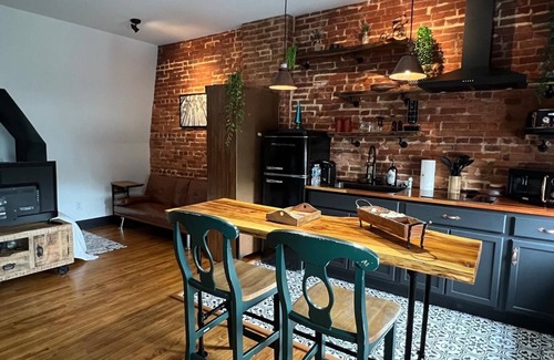Reading Apartment | Cozy 1-studio apartment, industrial modern in charming Reading with WiFi, AC