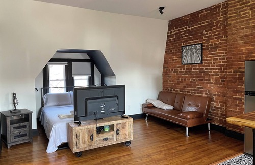 Reading Apartment | Cozy 1-studio apartment, industrial modern in charming Reading with WiFi, AC