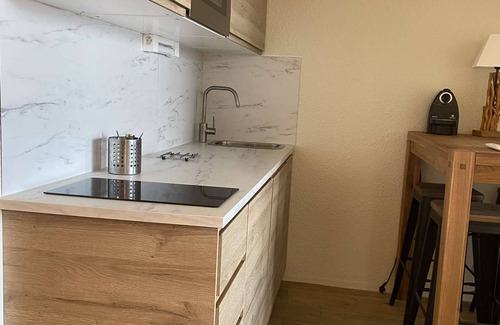 Eclose-Ouest Apartment | Cozy 1BR Apartment for 4 with South-Facing Balcony in Alpe d'Huez, Pet-Friendly, Near Lifts