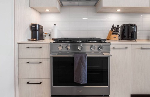 Hillhurst Condo | Cozy 1BR Condo, Steps from CTrain Station!