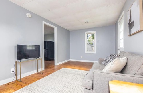 West Des Moines Apartment | Cozy 1BR Home W Free Parking in Valley Junction