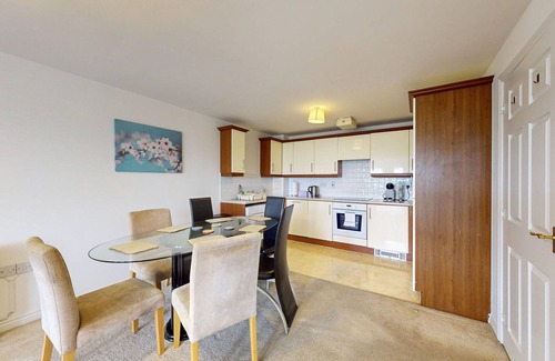 Ealing Common Apartment | Cozy 2 Bed Apartment with Free Parking & Lift - 3 min to Station