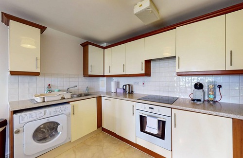 Ealing Common Apartment | Cozy 2 Bed Apartment with Free Parking & Lift - 3 min to Station
