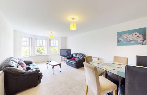 Ealing Common Apartment | Cozy 2 Bed Apartment with Free Parking & Lift - 3 min to Station