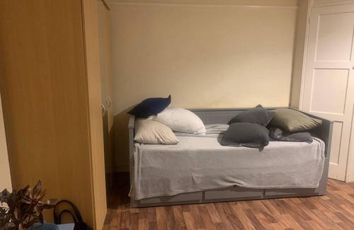 Hammersmith Broadway Apartment | Cozy 2-bed flat 2 mins from Hammersmith St.