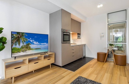 Fitzroy North Apartment | Cozy 2-Bed only 15 Min to Melbourne CBD