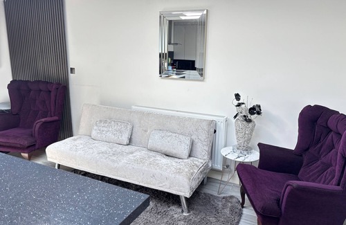 Lacey Green House | Cozy 2 Bed Property in High Wycombe Tn