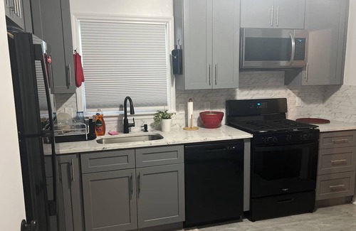 Tarrytown House | Cozy 2 Bedroom 1 bath, walking distance from Metro North.