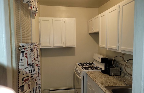 Bridgeport Apartment | Cozy 2-bedroom apartment in Bridgeport with WiFi, AC Heat, washer dryer, Parking