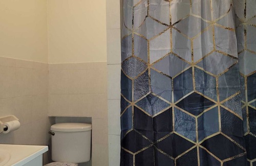 Bridgeport Apartment | Cozy 2-bedroom apartment in Bridgeport with WiFi, AC Heat, washer dryer, Parking