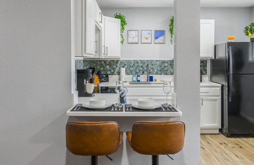 Riverside Apartment | Cozy 2-bedroom apartment close to Kansas City, King bed and Workspace
