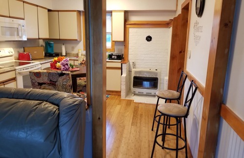 Berlin House | Cozy 2-bedroom bungalow, 10 minutes from beach, pet friendly