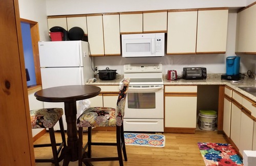 Berlin House | Cozy 2-bedroom bungalow, 10 minutes from beach, pet friendly