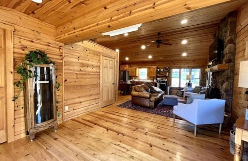 Newcomerstown Cabin | Cozy 2 Bedroom Cabin with Hot Tub