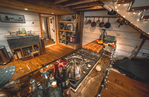 South Londonderry Cabin | Cozy 2-bedroom cabin in enjoyable Londonderry with AC with hot tub and sauna