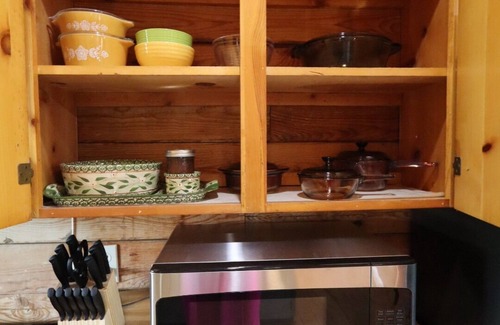 Inman Cabin | Cozy 2-bedroom cabin close to Interstates & Amenities-Boiling Springs, SC