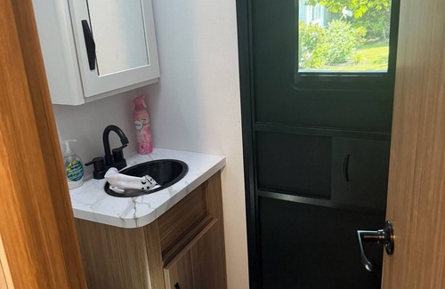 Edgecomb House | Cozy 2-bedroom camper close to boothbay