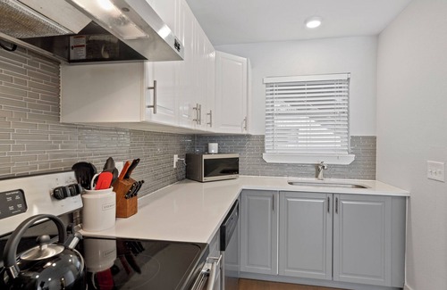 North Loop Condo | Cozy 2-bedroom condo with AC and WiFi in lovely Austin