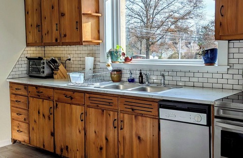 Quakertown Cottage | Cozy 2-bedroom cottage mins from Lake Nockamixon and Lake Towhee.