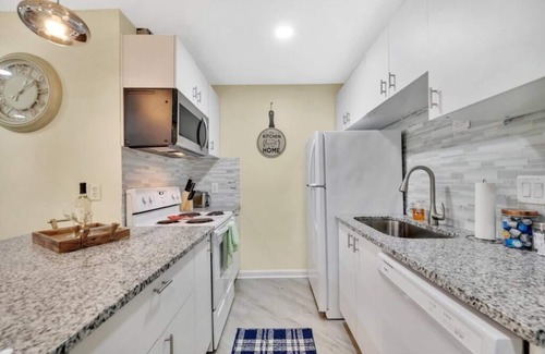 Charlotte House | Cozy 2 Bedroom Duplex w/Jacuzzi