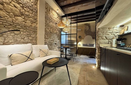 Bowrington Apartment | Cozy 2-bedroom apartment in perfect Hong Kong Island with WiFi, AC