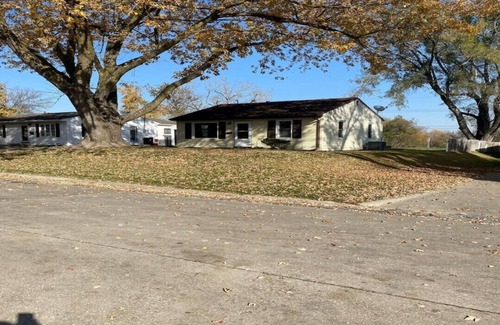 Newton House | Cozy 2 bedroom home tucked in a quiet neighborhood