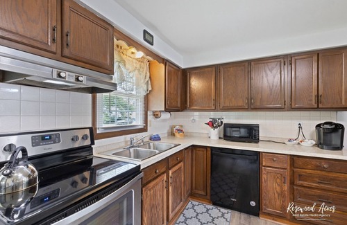 Bourbonnais House | Cozy 2 bedroom home steps from ONU W/King bed & fenced in back yard.
