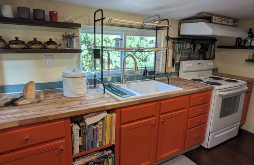 Clatskanie House | Cozy 2-bedroom house with WiFi, AC, in lovely Clatskanie