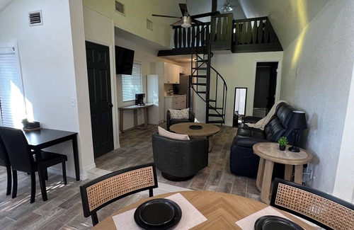 Clermont Condo | Cozy 2-bedroom Loft- Pool, Pickle Ball, B-ball, Theme Parks and More Clermont