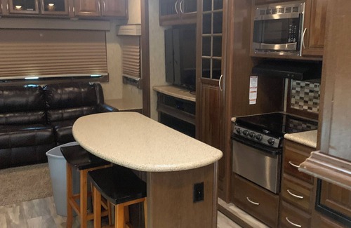 Leesville House | Cozy 2-bedroom RV with WiFi and AC near Ft Johnson