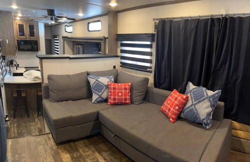 Nice House | Cozy 2-bedroom RV with WiFi, A/C, full kitchen. Just walking distance from lake