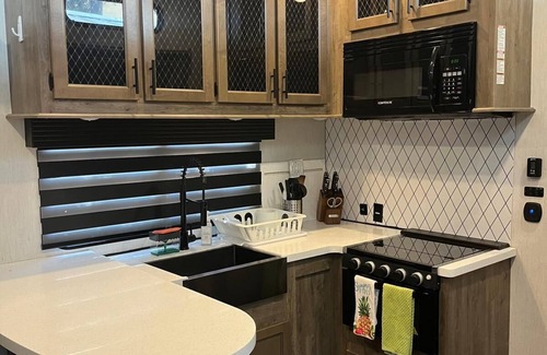 Nice House | Cozy 2-bedroom RV with WiFi, A/C, full kitchen. Just walking distance from lake