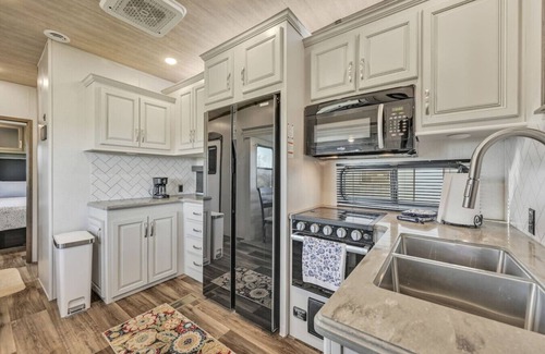 Pine Grove House | Cozy 2-Guest RV on Nature Farm