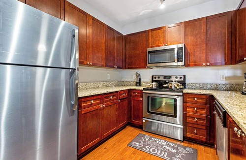 Lindridge-Martin Manor Apartment | Cozy 2BR/2BA /Pool, Gym, fast WiFi 10 mins to Downtown ATL