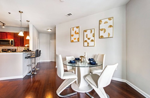 Lindridge-Martin Manor Apartment | Cozy 2BR/2BA /Pool, Gym, fast WiFi 10 mins to Downtown ATL