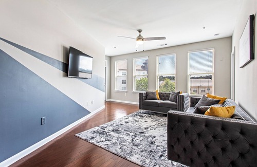 Lindridge-Martin Manor Apartment | Cozy 2BR/2BA /Pool, Gym, fast WiFi 10 mins to Downtown ATL