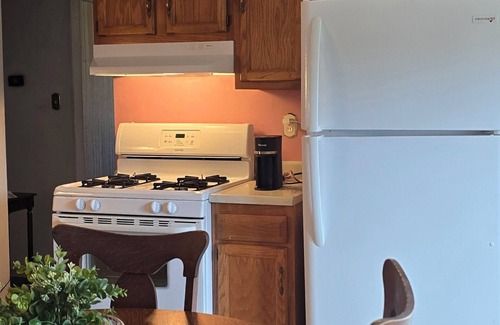Taylor Apartment | Cozy 2BR - Fast Wi-Fi - HWY Exit