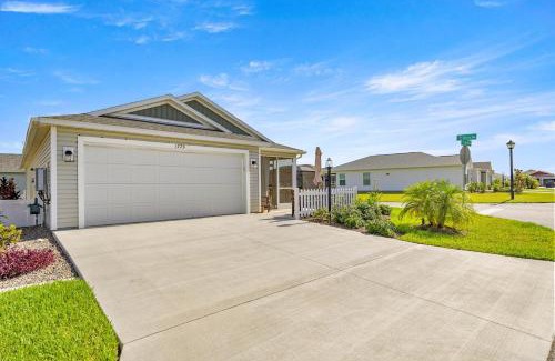 Sumter County House | Cozy 2BR in The Villages With BBQ and 4 Seaters Golfcart King Bed