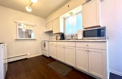 Dartmoor House | Cozy 2BR Mid-Century Townhouse w/Parking Near Downtown Ann Arbor & The Big House