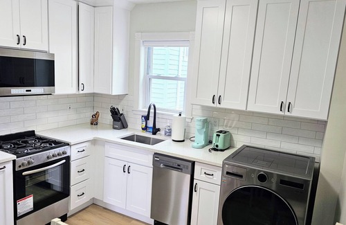 Greenwich Apartment | Cozy 2br retreat in charming Greenwich. Walk to restaurants & beach!