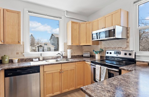 Saskatoon Downtown House | Cozy 2BR Suite Near U of S & River