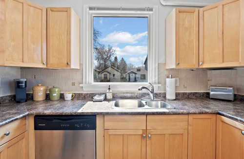Saskatoon Downtown House | Cozy 2BR Suite Near U of S & River