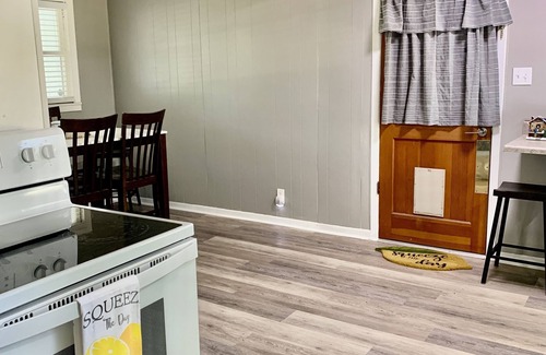 Texas City House | Cozy 3/1.5 with a 1960's retro kitchen. Pet friendly!