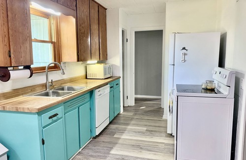Texas City House | Cozy 3/1.5 with a 1960's retro kitchen. Pet friendly!