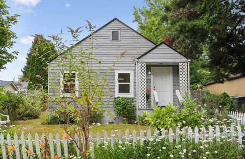 Retsil House | Cozy 3 Bed & 1.5 Bath near downtown, ferries and the waterfront in Port Orchard