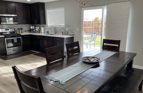 Blythe House | Cozy 3 bed 2 bath home, newly updated, Garage, Wifi