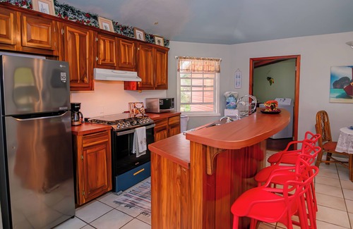 Gibson Bight House | Cozy 3-bed house in charming West End with WiFi, AC