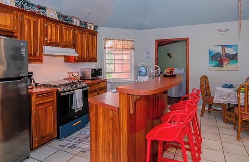Gibson Bight House | Cozy 3-bed house in charming West End with WiFi, AC